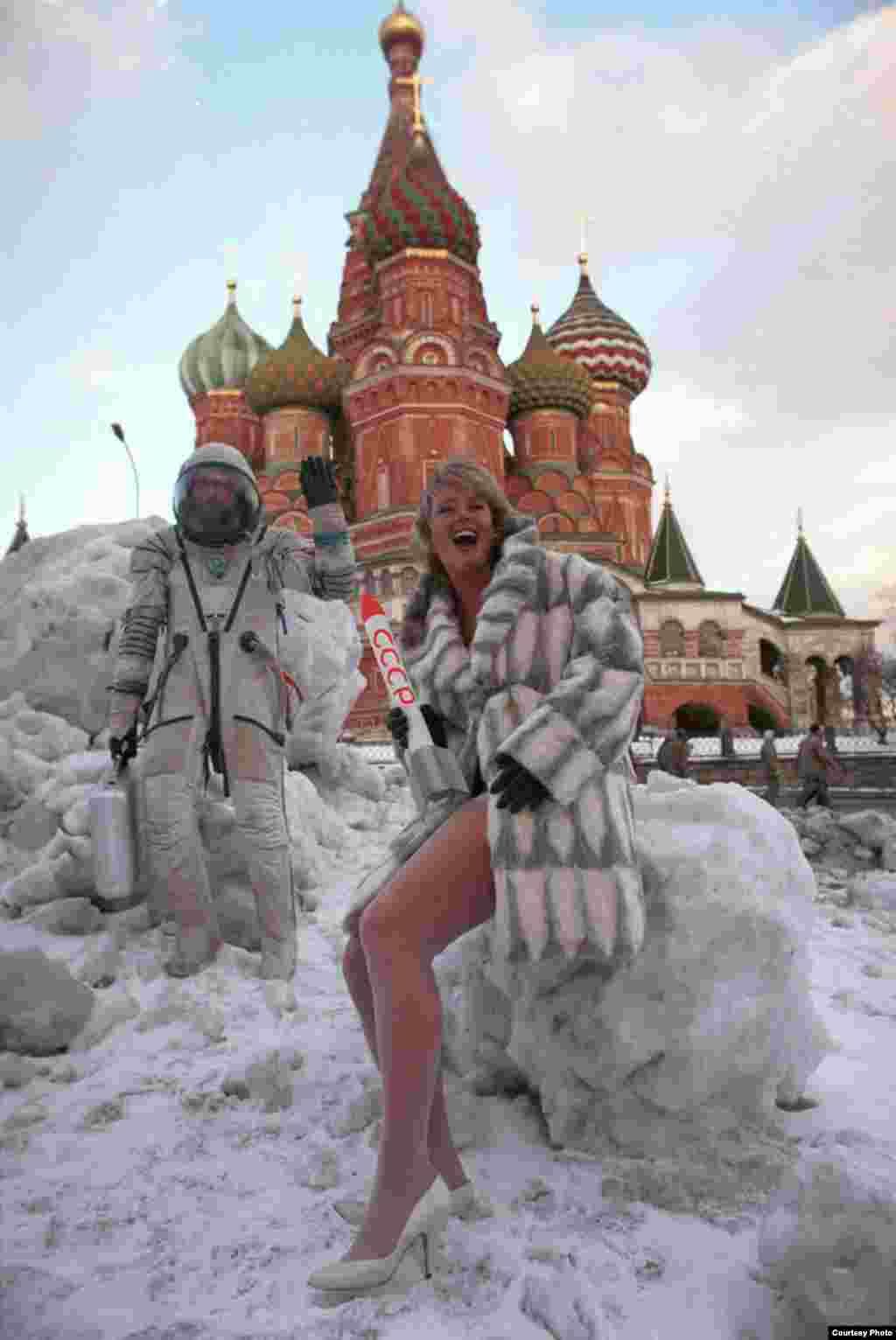 Фотосъёмка моделей в первый российский мужской журнал «Андрей» на Красной площади, 1994.