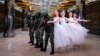 Солдаты и балерины позируют для снимка в честь Международного дня женщин. Екатеринбург, март 2019
