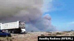 Дым над местом взрывов на складе боеприпасов, Азербайджан, 27 августа 2017