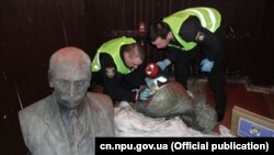Поліцейські оглядають знайдені погруддя, Чернігів, 4 січня 2018 року