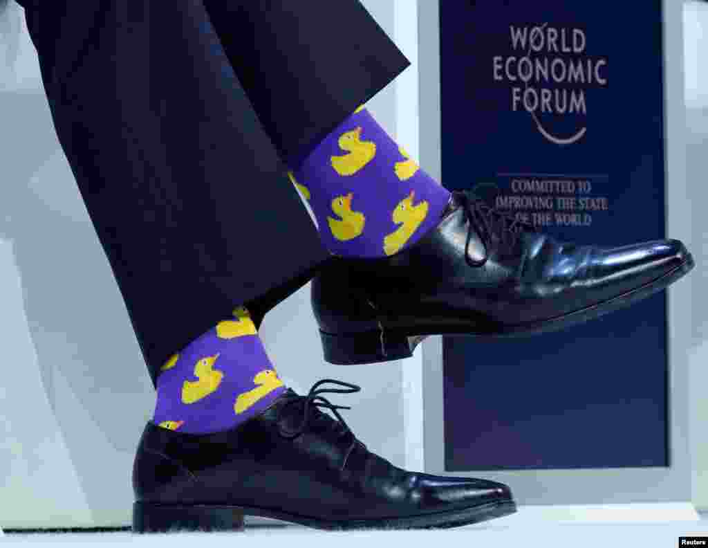 ШВАЈЦАРИЈА - Канадскиот премиер Џастин Трудо, освен со своите излагања, го привлече вниманието на Светскиот економски форум во Давос и со изборот на чорапи. Тој носеше виолетови чорапи со жолти патки.