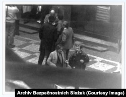 Вацлав Гавел (справа) разговаривает со своим другом Иржи Динстбиром. Коммунистические власти преследовали их десятилетиями. Гавел провел несколько лет в тюрьме. Иржи Динстбира уволили из редакции, и он был вынужден после 1968 года в течение 20 лет работать вахтером. После "бархатной революции" 1989 года Динстбир стал министром иностранных дел, а Гавел президентом Чехословакии