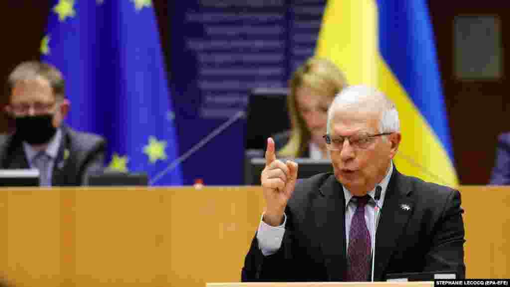 ЕУ - ЕУ соопшти дека САД и Иран најверојатно ќе одговорат „многу брзо“ на „конечниот текст“ кој има за цел да го оживее нуклеарен договор меѓу Техеран и светските сили. Шефот за надворешна политика на ЕУ и координатор за преговори, Жозеп Борел рече дека нацртот од 25 страници бил доставен до главните градови за да се донесат одлуки за негово прифаќање.