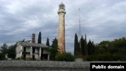 Сухумский маяк, одна из достопримечательностей столицы Абхазии, был сработан если не рабами Рима, то французскими мастеровыми людьми еще в середине позапрошлого века