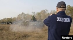 Observator OSCE monitorizând retragerea tancurilor din auto-proclamata Republică Populară Luhansk, 20 octombrie, 2015