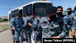 Нұр-Сұлтандағы Еуроодақ өкілдігі алдындағы акция жасағандарды ұстап жатқан арнайы жасақ. 10 маусым 2020 жыл.
