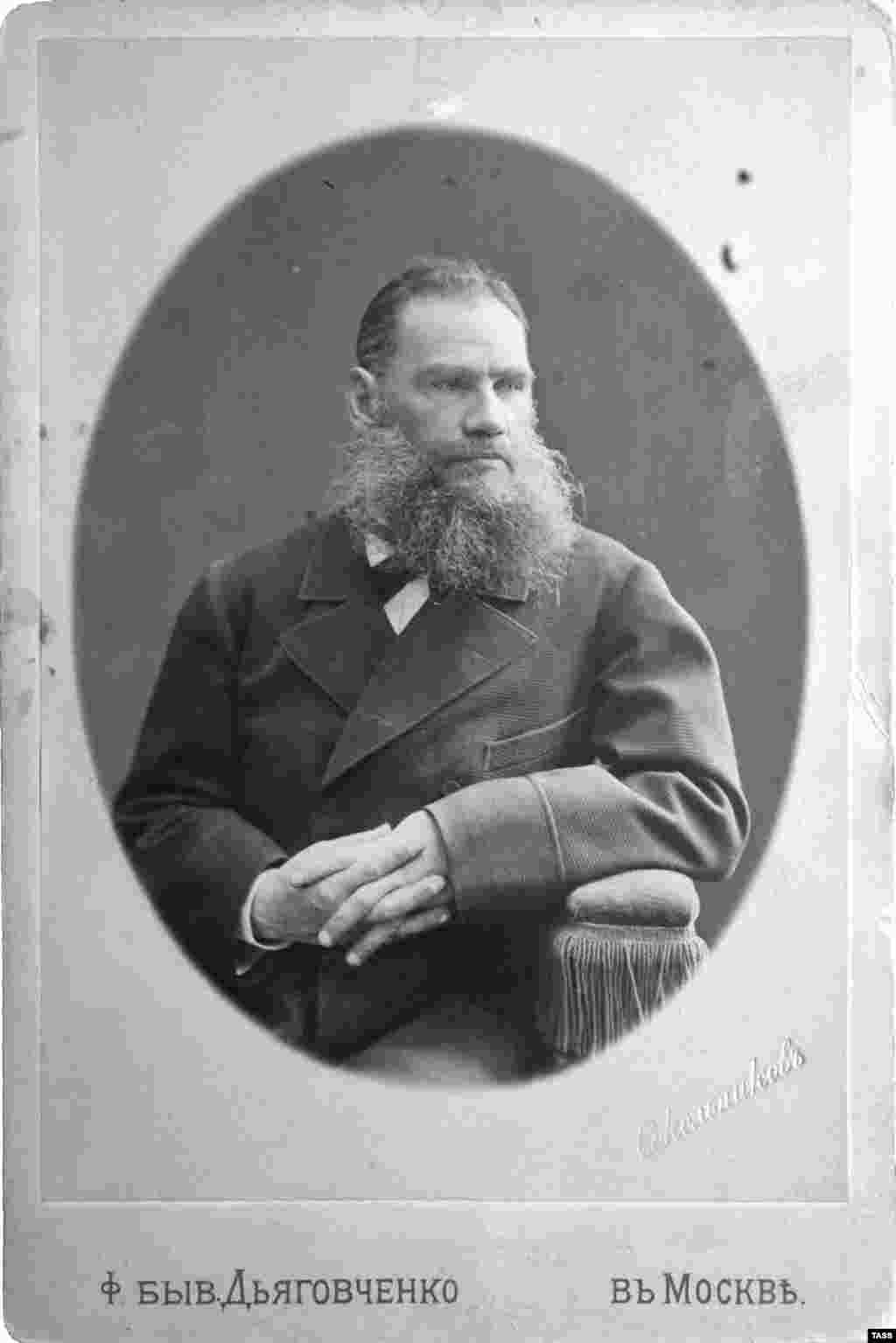 Писатель в 1870-е годы, когда он стал всемирно известным писателем. В 1878 году Толстой стал набожным христианином, сосредоточившись на изучении библейского писания. Толстой отвергал многие из постулатов Русской православной церкви. Он стал вегетарианцем, заявив в своем эссе: «Человек может быть здоровым и без убийства животных для того, чтобы их съесть. Поэтому, если он ест мясо, он принимает участие в убийстве только для утоления своего аппетита. А делать это аморально».