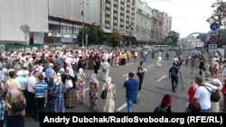 Учасники хресної ходи проходять перевірку на металошукачах на Хрещатику, Київ, 27 липня 2016 року