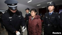 Подсудимая (в центре) на суде в Китае. Иллюстративное фото. Провинция Шанкси, 30 декабря 2013 года. 