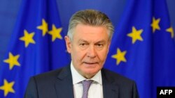 Comisarul european pentru comerț Karel De Gucht vorbind presei după întîlnirea trilaterală UE-Rusia-Ucraina, Bruxelles, 12 septembrie 2014.