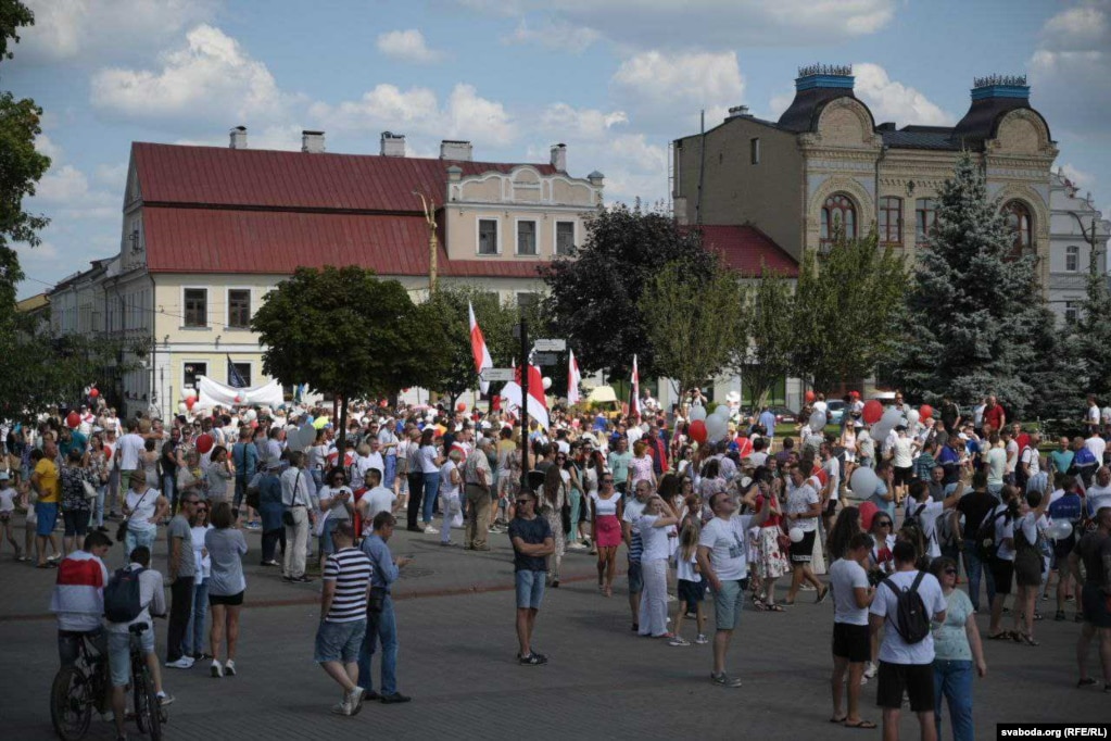 Demonstranten sangen auch: "Es lebe Weißrussland!", "Los!", "Wir glauben, wir können, wir werden gewinnen!"