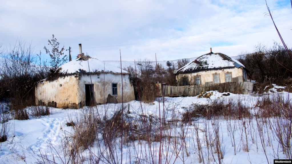 Старі українські хати, покриті соломою, на хуторі Мостище в Острогозькому районі Воронезької області. Населений пункт розташований у межах українського етнічного та культурного регіону Східної Слобожанщини