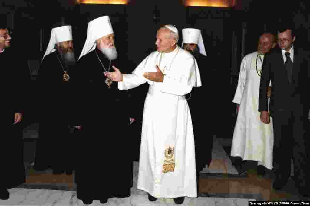 Глава УПЦ Київського патріархату Філарет з папою Римським Іваном Павлом ІІ. Філарет привітав приїзд папи до України в 2001 році, тоді як Українська православна церква (Московського патріархату) була категорично проти візиту