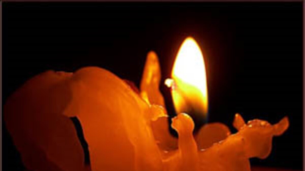 Клип свечи горят. Горящая свеча. Поминальная свеча и цветы. Поминальная свеча для младенца. Свеча горит фото.