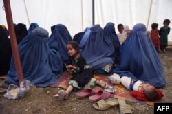 Шатыр ішінде тұрып жатқан ауғанның босқын әйелдері мен балалары. Ауғанстан, Кабул маңы, БҰҰ босқындар лагері, 27 қыркүйек 2016 жыл. (Көрнекі сурет)