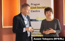 Журналист и правозащитник Сергей Дуванов (слева) и экономист Меруерт Махмутова на семинаре «Клептократия в постсоветских странах, и как их реформировать» в Праге.