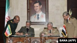 İran və Suriyanın müdafiə nazirləri Amir Hatami (solda) və Abdullah Ayoub hərbi əməkdaşlıq sənədini avqustun 26-da Dəməşqdə imzalayıblar