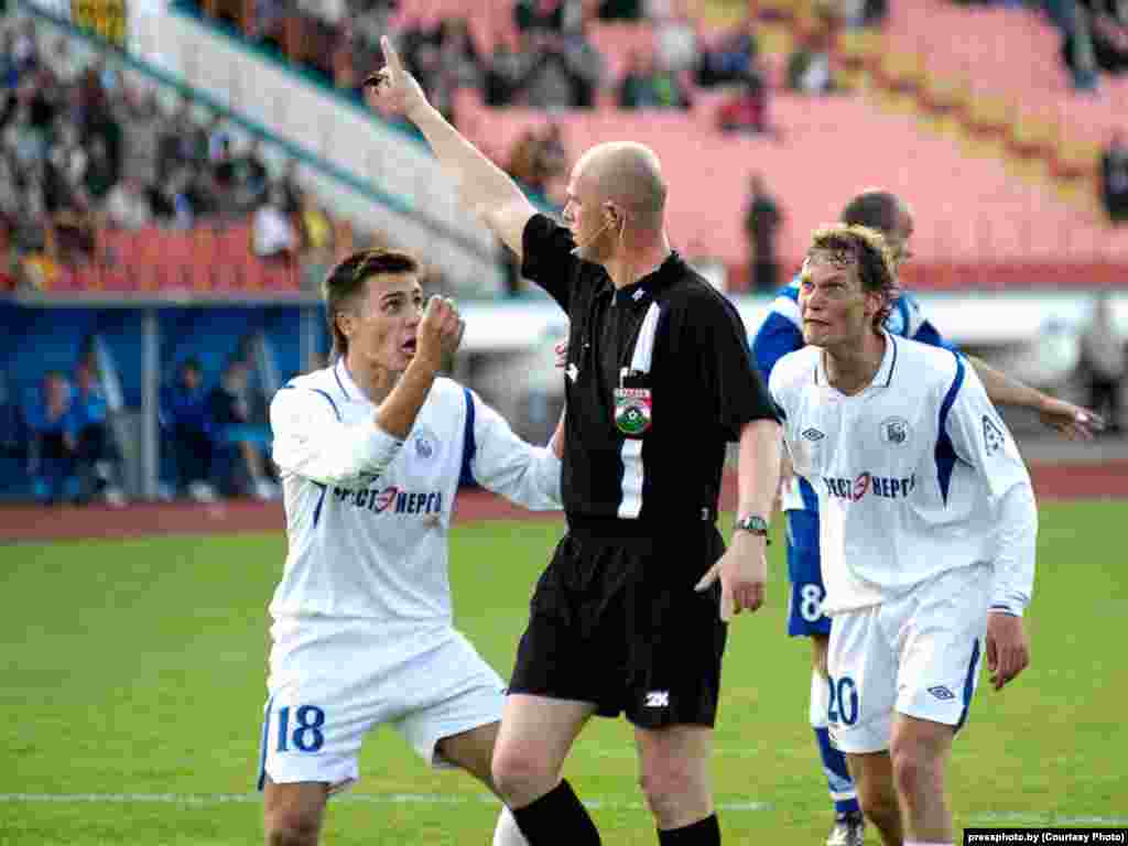 A tense moment in a football match between Dynamo Brest and Dynamo Minsk in Brest Stadium. Photo by Viktar Baykouski