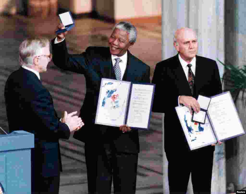 Nelson Mandela we Günorta Afrikanyň prezidenti F.W. de Klerk (sagda) Parahatçylyk boýunça Nobel baýragyny alanlaryndan soň. 1993 ý.