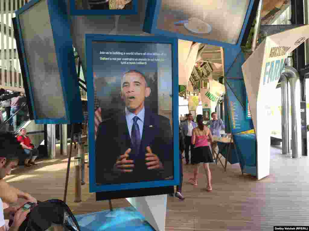 Барак Обама приветствует посетителей американского павильона