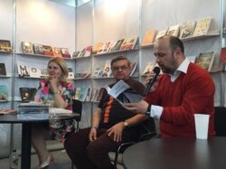 Traducătorul Jiři Našinec (c) la Festivalul Internaţional „Lumea Cărţii” de la Praga
