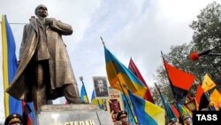 Открытие памятника лидеру Украинской повстанческой армии Степану Бандере. Львов, 14 октября 2007 года.