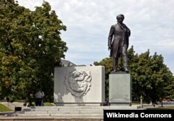 Меморіал Тарасу Шевченкові у Вашингтоні, США. Пам'ятник був встановлений у 1964 році