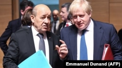 Жан-Ив Ле Дриан (слева) и Борис Джонсон. Снимок сделан на встрече министров 16 апреля 2018 в Люксембурге
