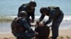 Украінскія вайскоўцы апрацоўваюць расейскую марскую міну, пакінутую каля ўзьбярэжжа Чорнага мора, травень 2022