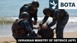 Ushtarët ukrainas duke çaktivizuar një minë. Fotografi nga arkivi.
