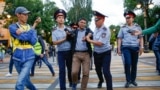 Полиция задерживает журналиста Бакытжана Косбармакова в центре Алматы. 12 июня 2019 года.