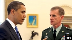 ABŞ-nyň prezidenti Barak Obama (çepde) general Stanleý MakKristal bilen duşuşýar, Waşington, 19-njy maý, 2009 ý.