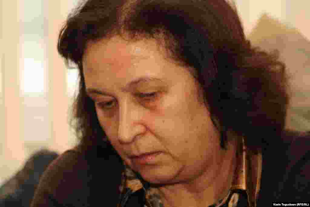 Адвокат Тамара Симахина утверждает в суде о незаконности иска прокурора и решения суда первой инстанции о закрытии издания «Республика» как единого СМИ. Алматы, 22 февраля 2013 года.