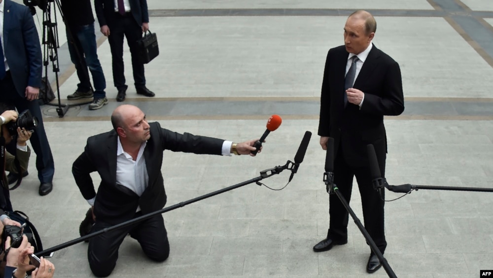 Vladimir Putin duke folur para mediave pas emisionit të djeshëm televiziv