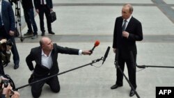 Vladimir Putin duke folur para mediave pas emisionit të djeshëm televiziv