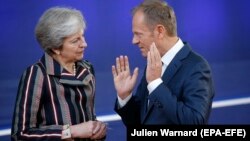 Kryeministrja britanike, Theresa May dhe presidenti i Këshillit Evropian, Donald Tusk. Fotografi nga arkivi. 