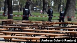 Полиция в Мюнхене патрулирует закрытый пивной бар-сад. 8 апреля 2020 года.