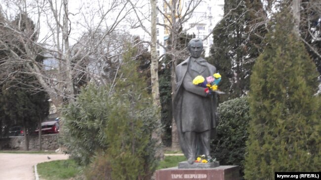 Памятник Тарасу Шевченко в Ялте. 9 марта 2018 года