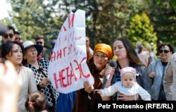 Оксана Шевчук (оң жақта) наразылық шарасында. Алматы, 1 мамыр 2019 жыл.