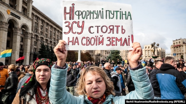 Віче «Зупинимо капітуляцію!» на майдані Незалежності у столиці України. Київ, 6 жовтня 2019 року