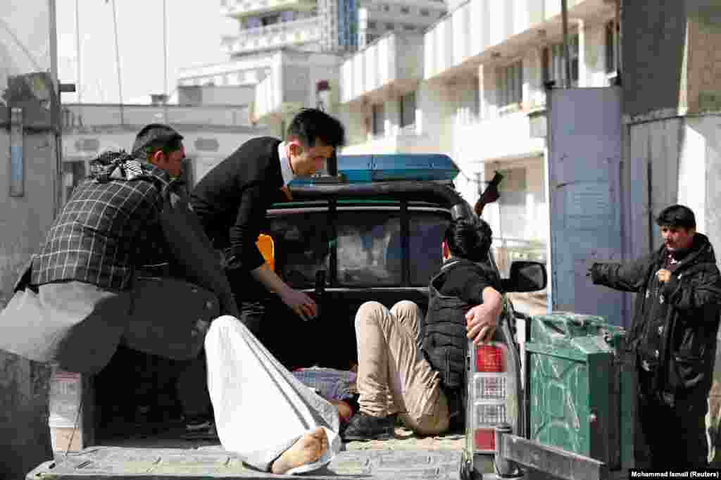 АВГАНИСТАН - Кандидат за претседателските избори во Авганистан и осум телохранители на друг кандидат се повредени во напад во западниот дел на Кабул за време на церемонијата во чест на истакнат шиитски лидер кој беше убиен од талибанците.