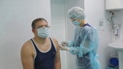 Вице-спикер российского парламента Крыма Владимир Бобков прививается российской вакциной от коронавируса, 23 января 2021 года