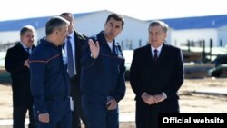 Мирзияев знакомится с работой Шуртанского газо-химического комплекса.