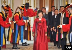 Пак Кын Хе после инаугурации - на торжественном обеде в президентском Голубом дворце