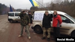 Учасники блокади російських вантажівок у Житомирській області, фото 13 лютого 2016 року