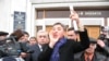 Оппозиция басшысы Алматы әкімдігінің алдында наразылық жиында сөз сөйлеп тұр. Алматы, 19 желтоқсан 2008 жыл. 