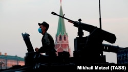 Проезд военной техники перед репетицией парада в Москве, 18 июня 2020 года