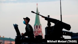Проезд военной техники перед репетицией парада Победы в Москве. 18 июня 2020 года.
