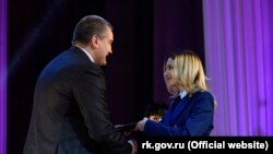 Сергій Аксьонов вручає годинник Наталії Поклонській, 2015 рік