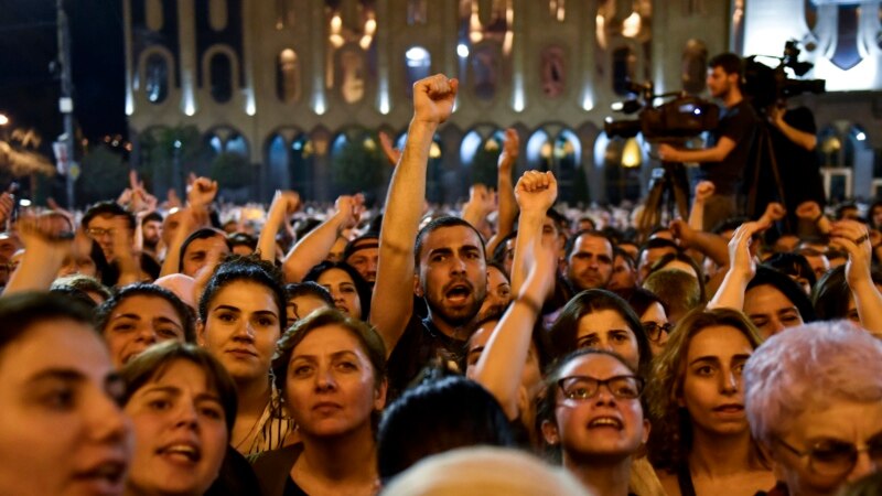 Премьер-министру Грузии не дали выступить на акции протеста в центре Тбилиси